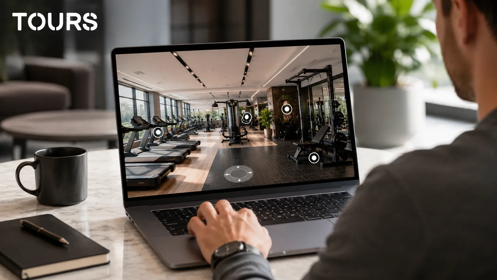 Visitatore che esplora online una palestra tramite tour 360